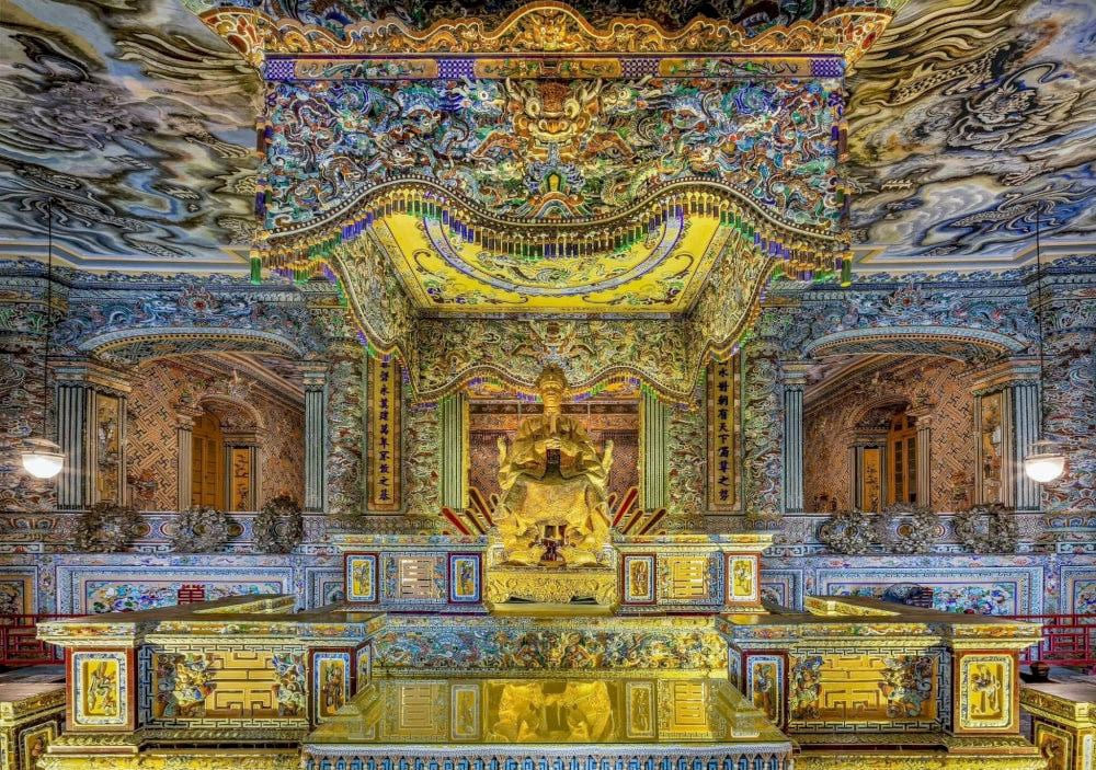 Tượng vua Khải Định được đặt uy nghi ngay trung tâm (Nguồn: Cục Du lịch Quốc gia Việt Nam)